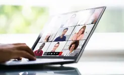 Videokonferenz auf einem Laptop
