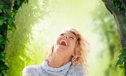 Eine lachende Frau in der Natur